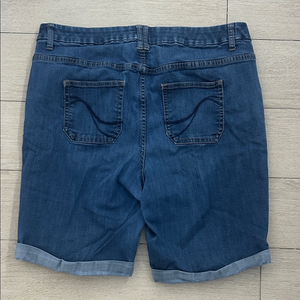 Lane Bryant Classic Blue Bermuda Length Cuffed Jean Shorts Size 18 Jorts Denim - Picture 2 of 6